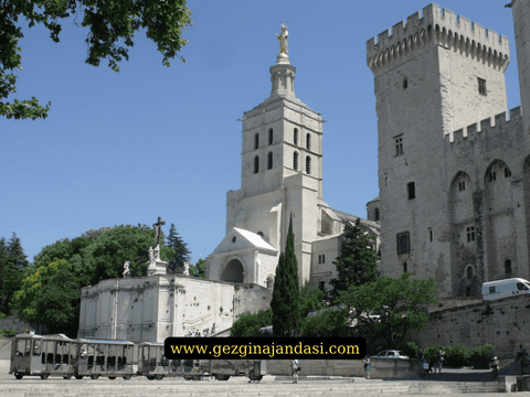 Avignon Place du Palais